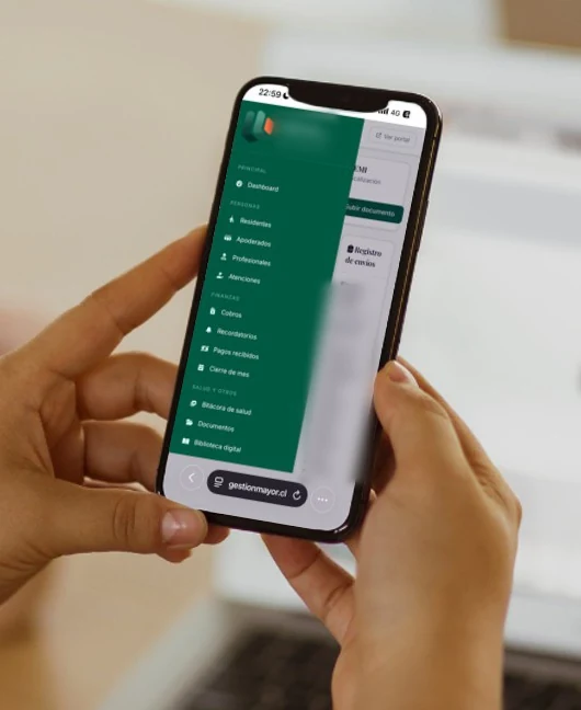 Manos sosteniendo un teléfono con el menú de Gestión Mayor abierto